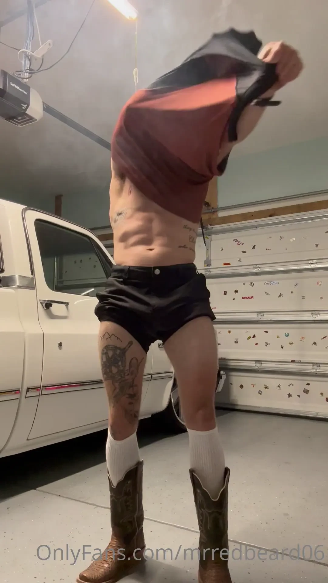 Come make this dick hard boy while i smoke my cig 