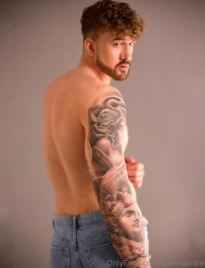 Throwback to the very first nude photoshoot i did in 2023 have cum so part 3