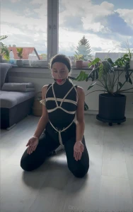 In einem pferdem dchen outfit mit oberk rperfesslung wurden ein paar