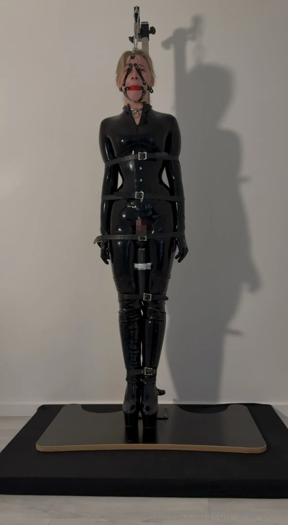 Im latex catsuit korsett und highheels fixiert musste die sklavin den 