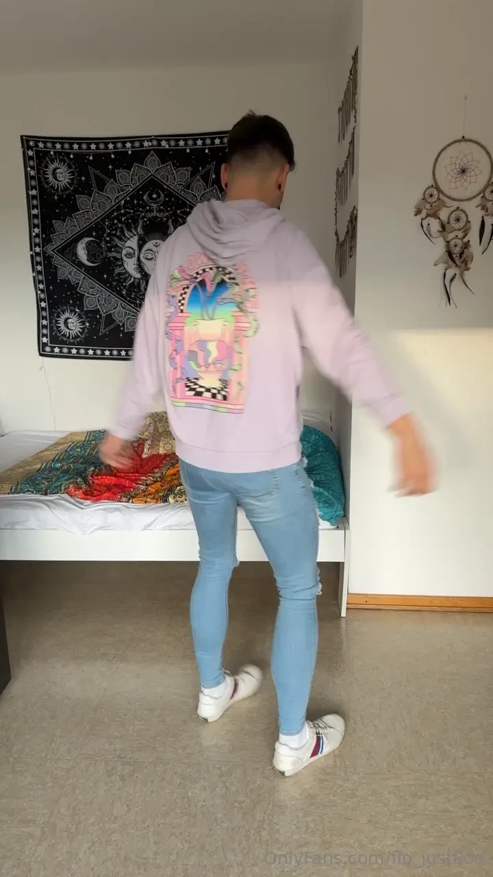 Feeling horny in my skinny jeans 