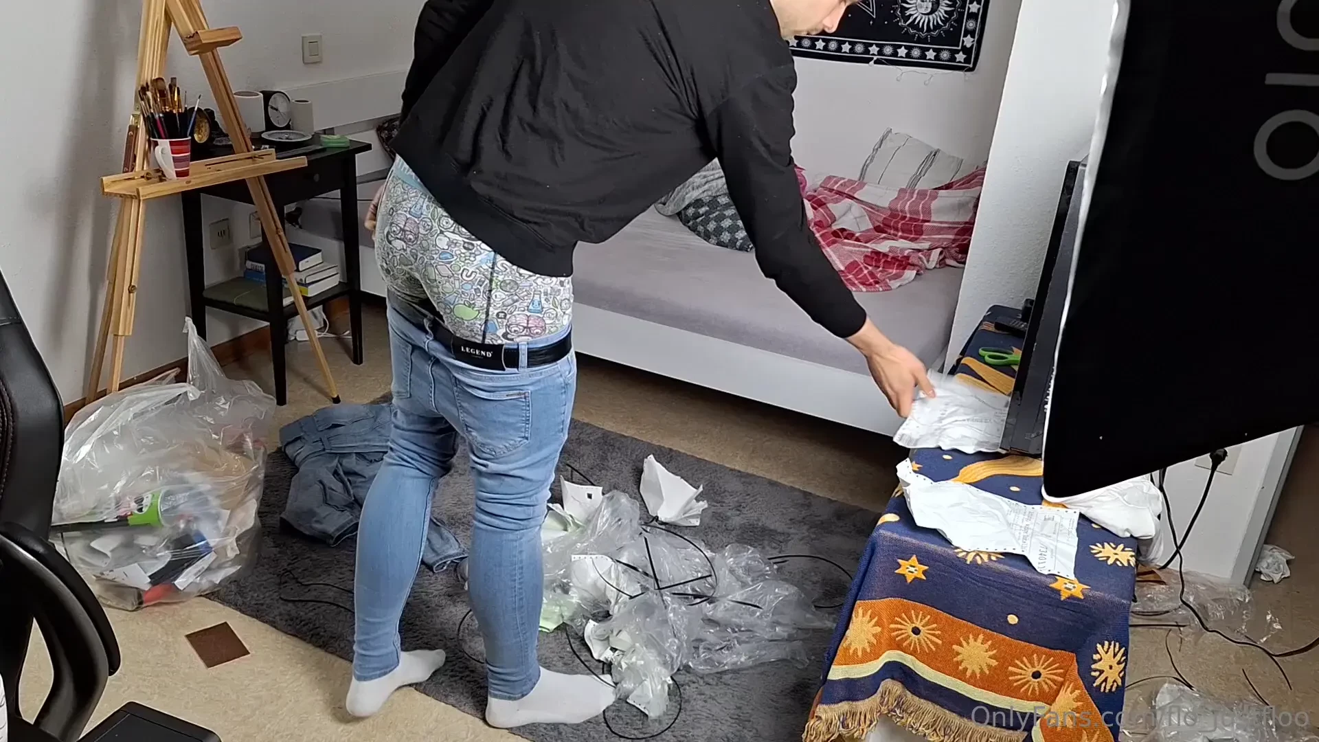 Sagging and cleaning up this messy room lol could there be a better 
