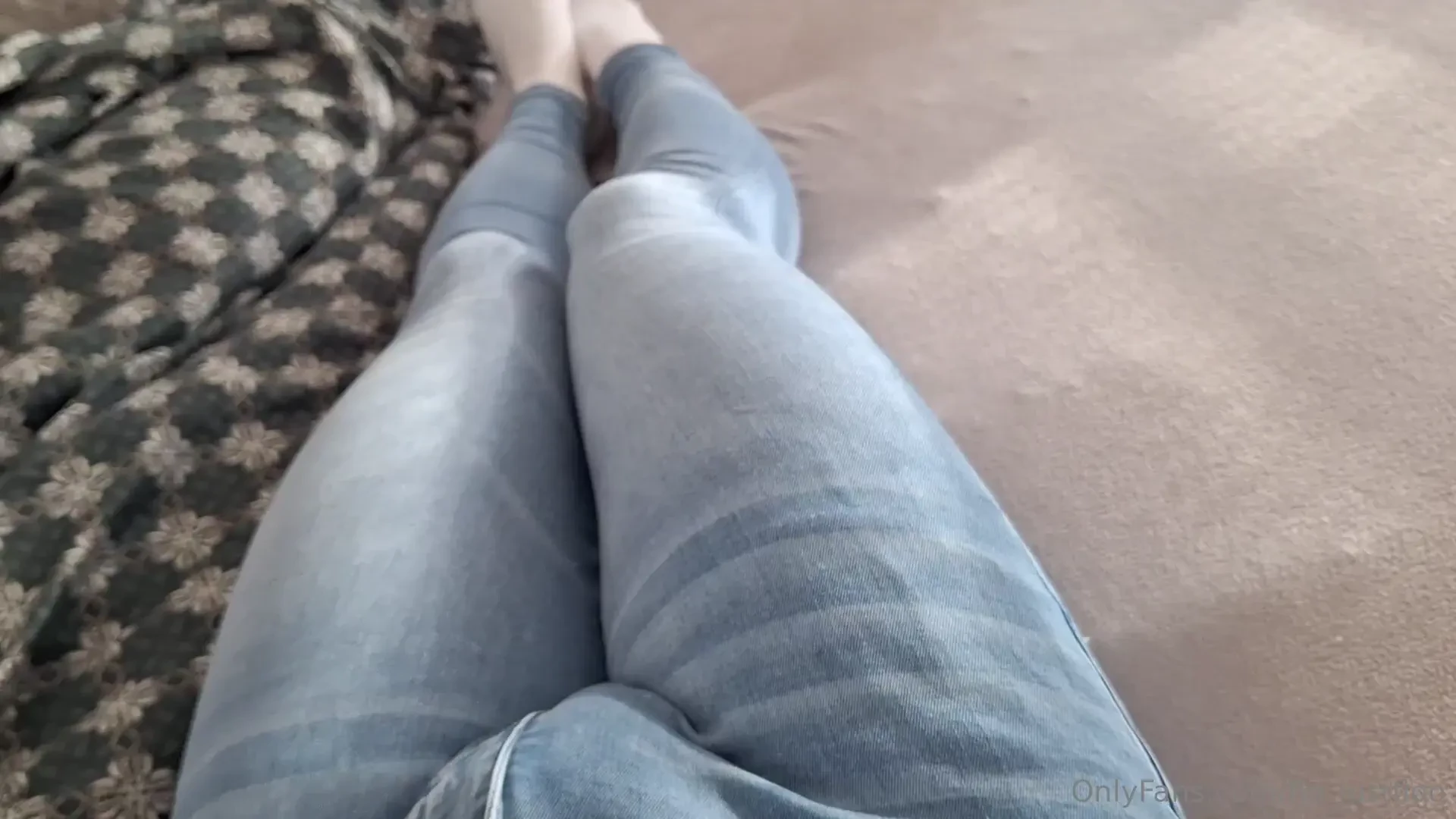 It s just so fucking hard for me to chill when i got these tight jeans 