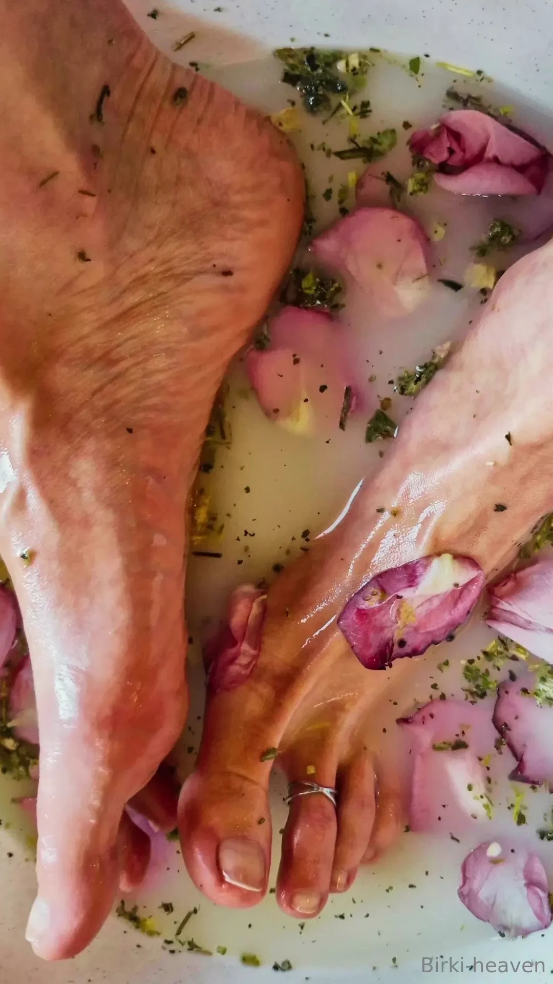Do something good for my feet oat milk bath with herbs rose leaves and 