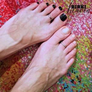 Half half the left foot is already finished the right still needs foil part 2