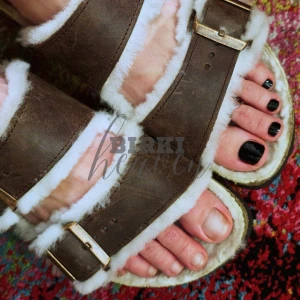 Half half the left foot is already finished the right still needs foil part 3