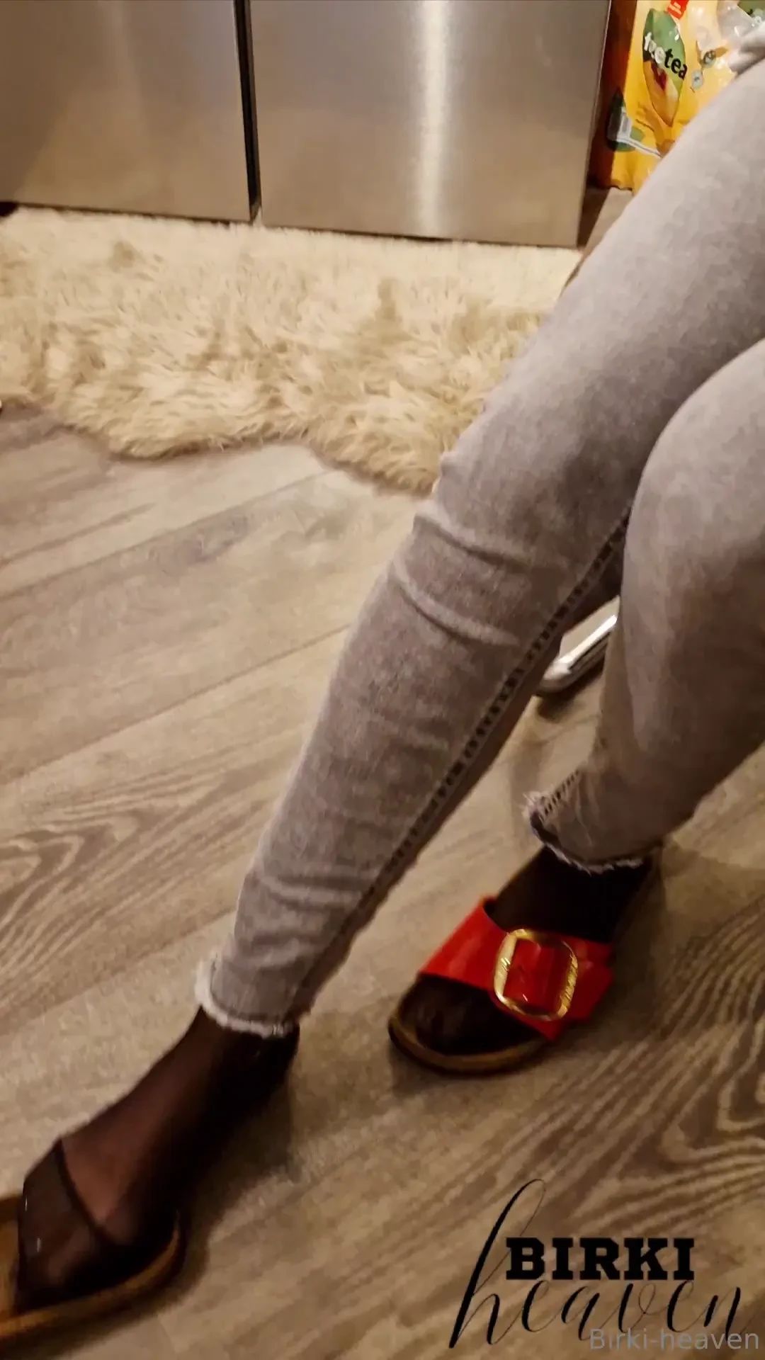 Wildes dangling mit birkenstock madrid big buckle und nylonstrumpfhose 