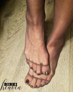 I also took some pictures in nylons i like the dark tights with my