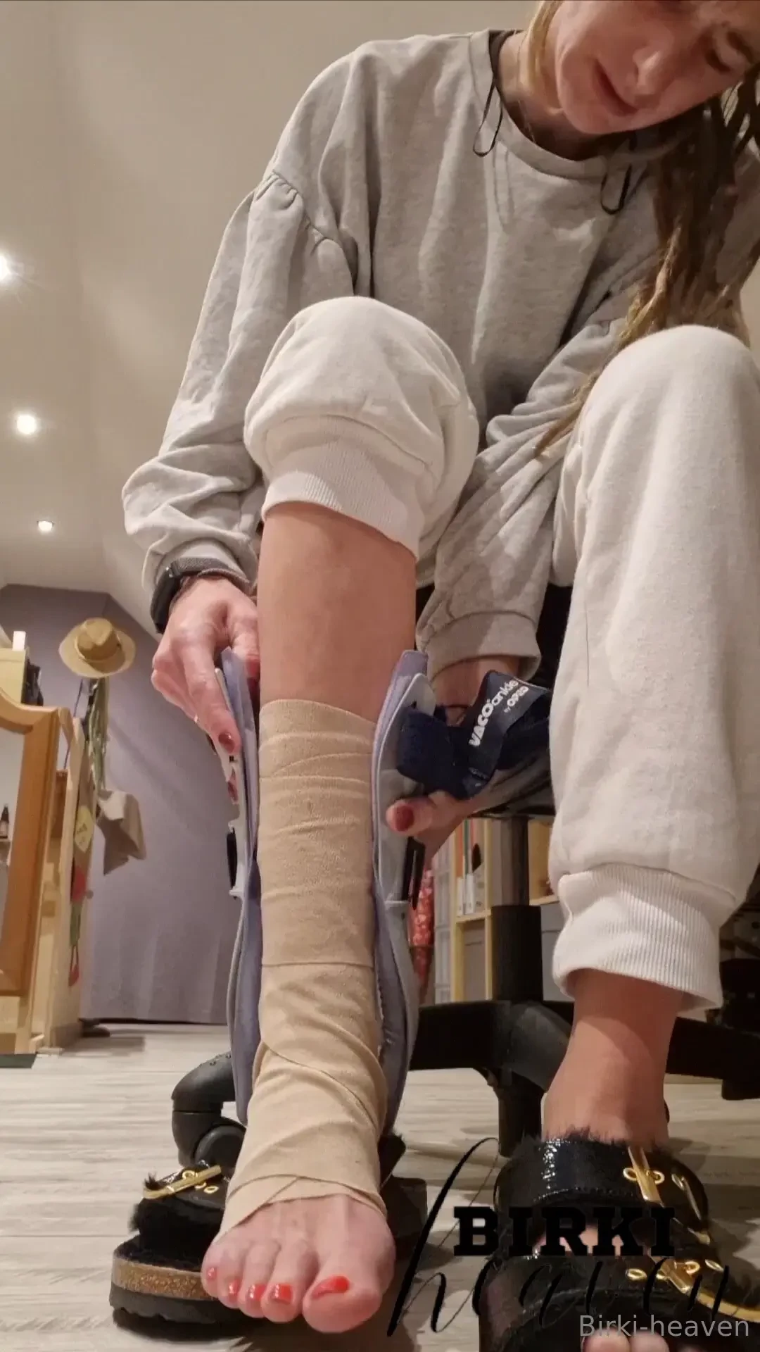 I urgently need to flip my splint and a bandage my foot hurts so much 