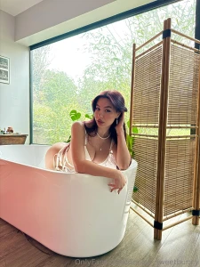 Who want to take a bath w me