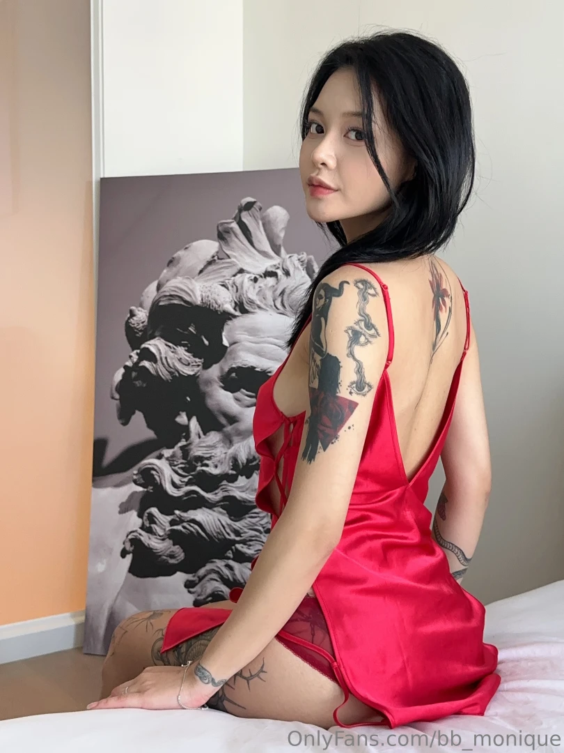 Do side boobs get your attention 