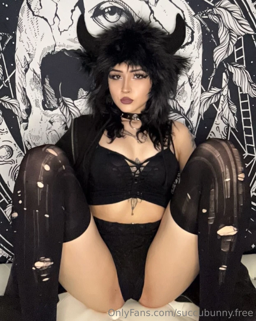 Sub to my vip page succubunnyxo to see me recreate this pic naked 