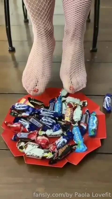 Candy feet my feet dance in a sea of candies i miei piedi danzano in part 1 