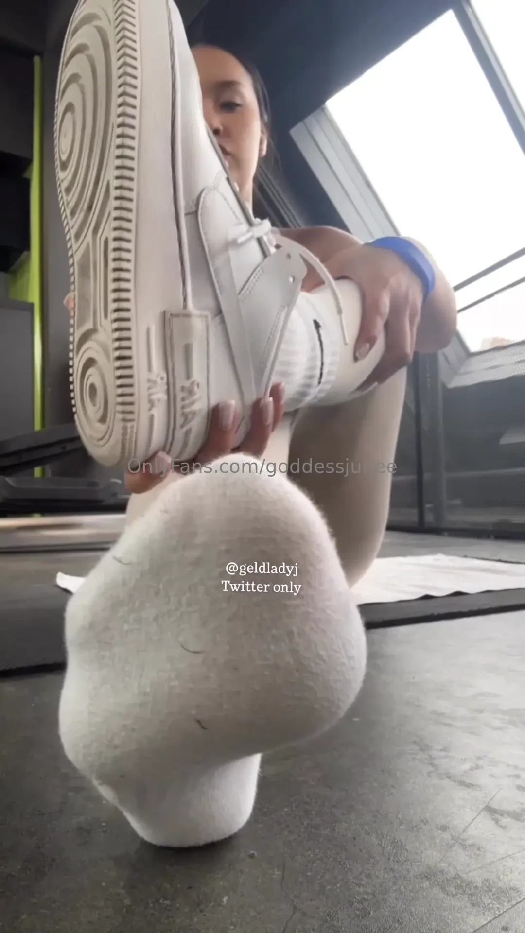 Pov die g ttin macht ihr workout und du spanner darfst dabei heimlich 
