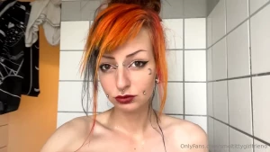 Stupid video of me in the shower using dry shampoo bc i didn t have