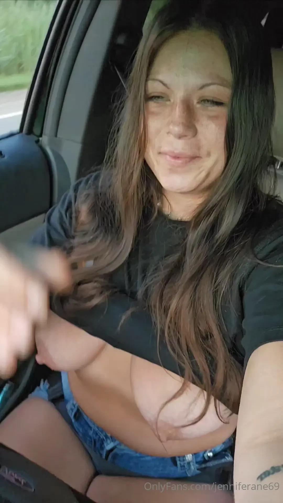 Good ol morning drive letting them titties be freeee 