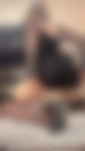 Nuevos videos en medias negras vestido negro y tacones stileto jugando