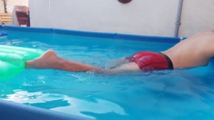 Farting in the pool i love bubbles tirandome peos en la piscina amo