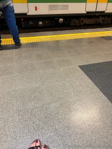 Que frio y yo en sandalias en el metro part 1