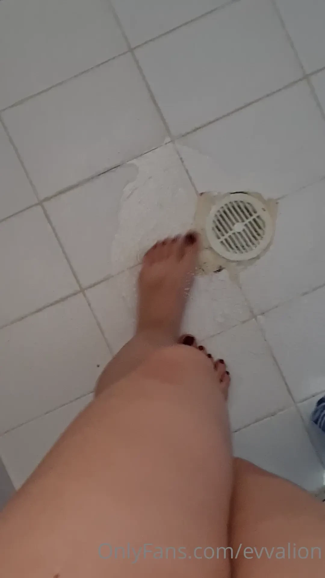 Hi loves it s a holiday monday here come to shower with my redwine 