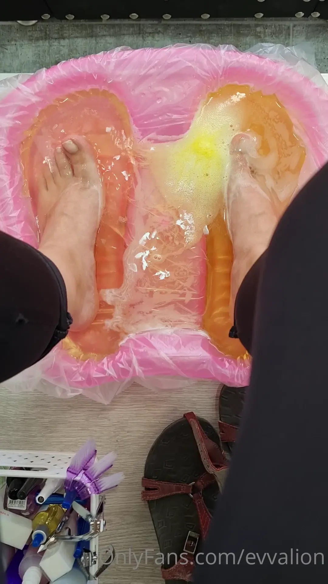 Hoy me hice el pedicure a mi me encant este color suave sobrio me hace part 1 