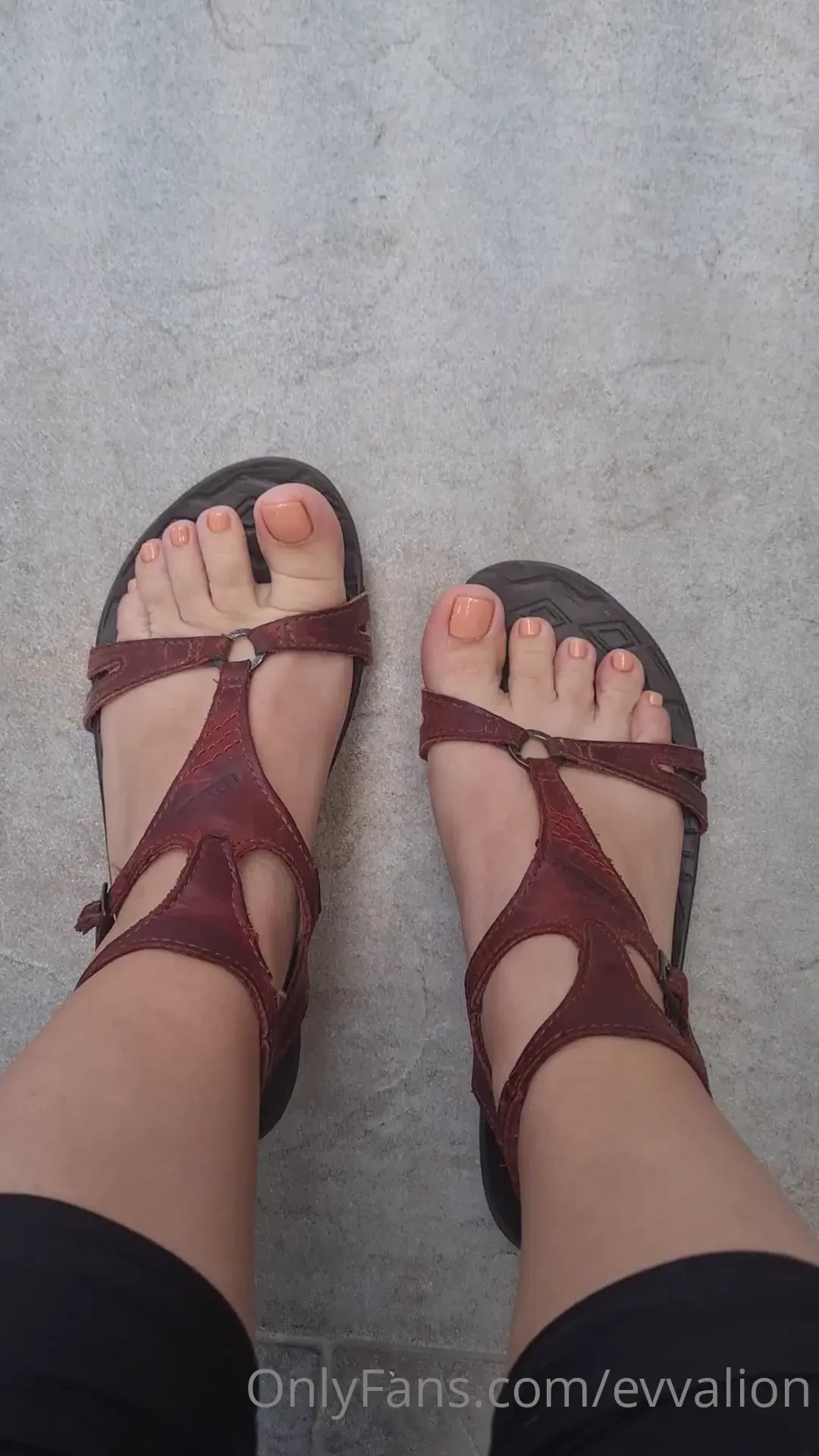 Hoy me hice el pedicure a mi me encant este color suave sobrio me hace 