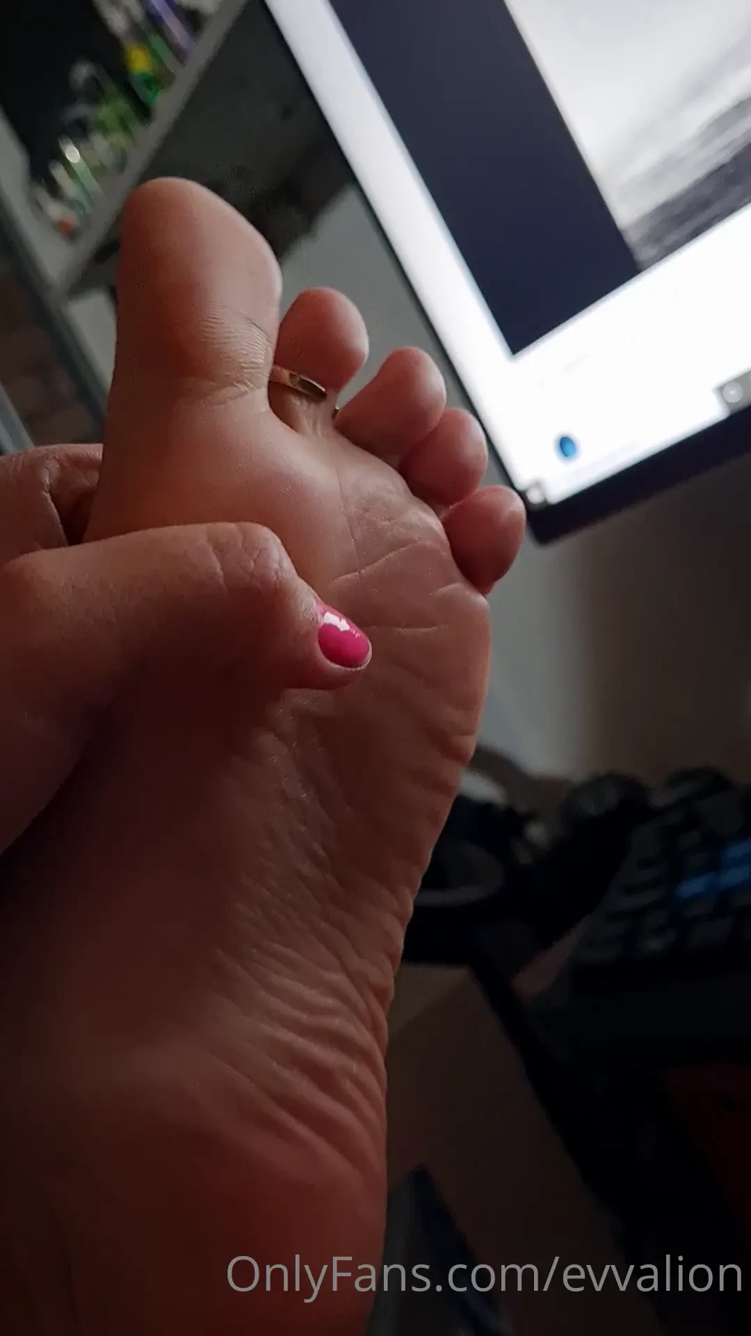 I m so tired for work so i m going to bed now babes look my feet right 