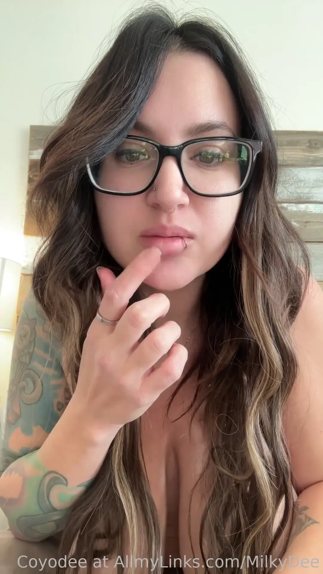 Pumping in bed this morning i talk about my lactation journey and show 