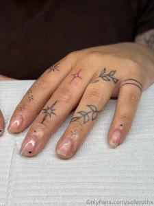 I got new finger tattoos i love them so fucking much just imagine