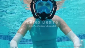 Ein tolles gef hl vollgummiert in den pool zu steigen und dabei