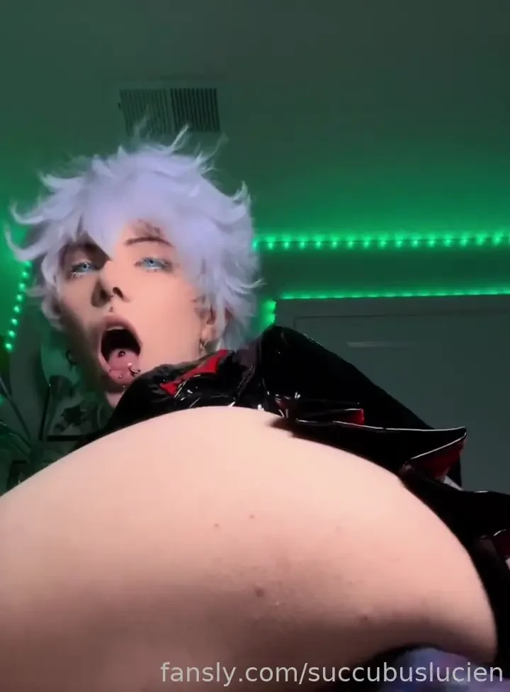 Gojo is definitely the strongest i mean just look at how he handles 