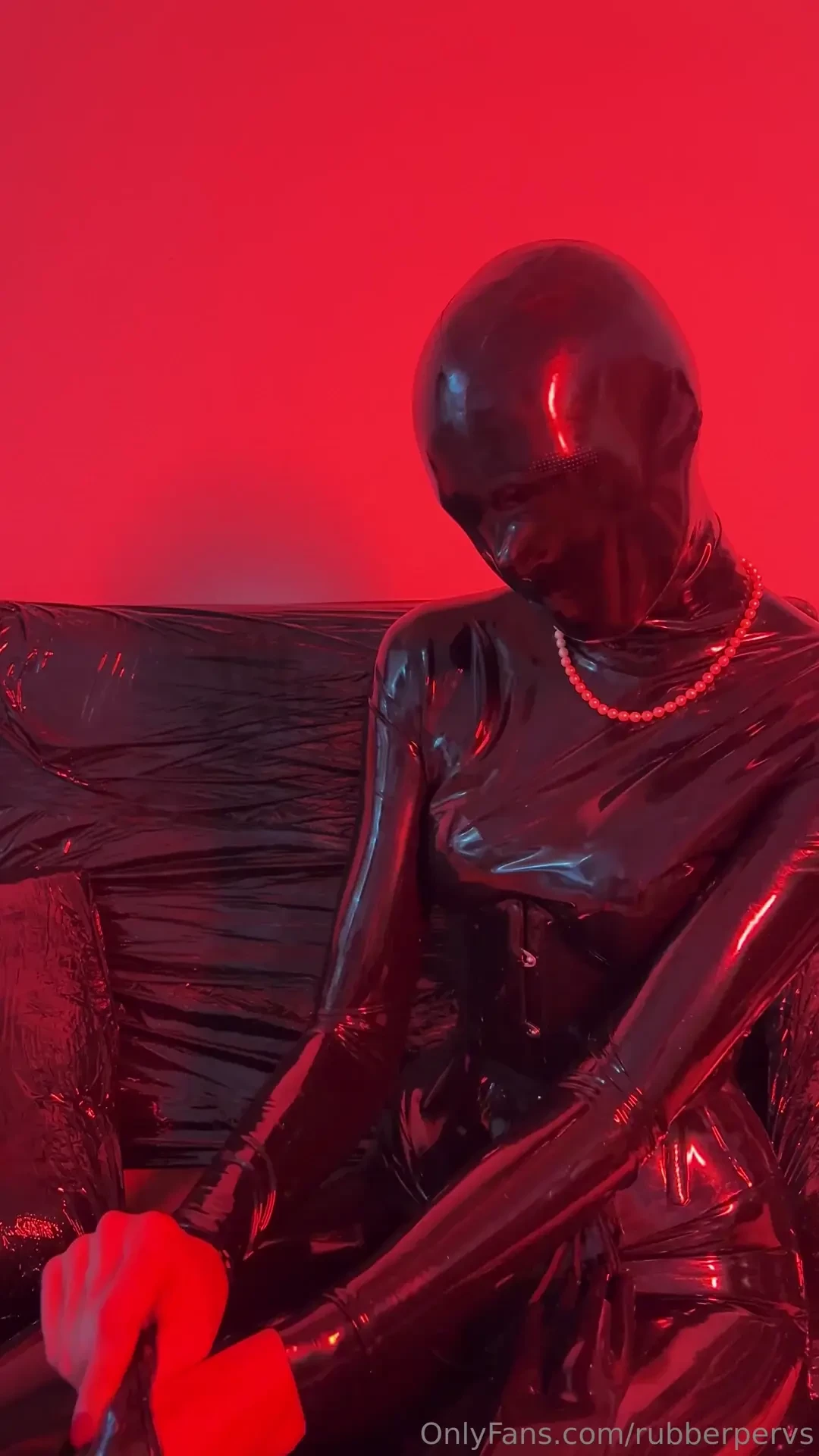 Von kopf bis fu in schwarzem latex - nur die handschuhe fehlen aber 