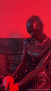 Von kopf bis fu in schwarzem latex - nur die handschuhe fehlen aber