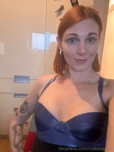 S en neuen latex-bh geklebt in azur morgen zeige ich euch das ganze