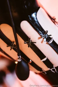 Latex-strapshalter und pumpball was glaubst du wof r er ist