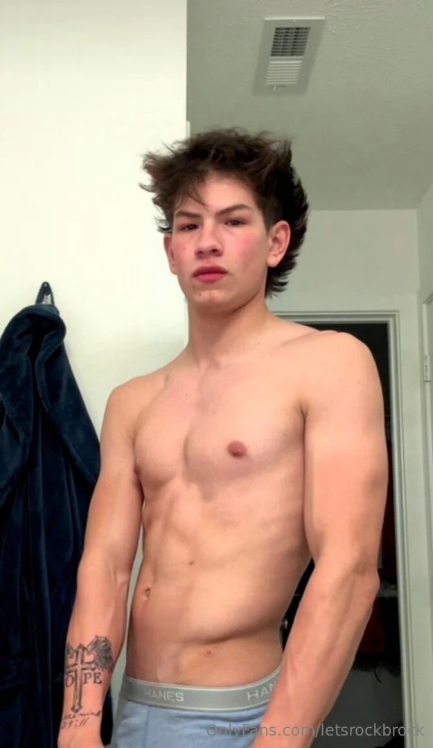 Hey welcome my name is brock and i m a straight mid western boy 