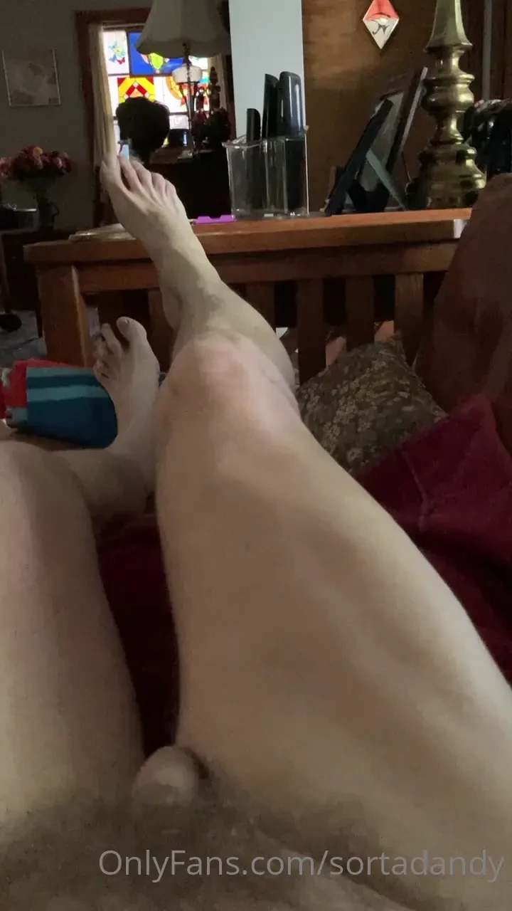 Gratuitous flexing i like legs day 