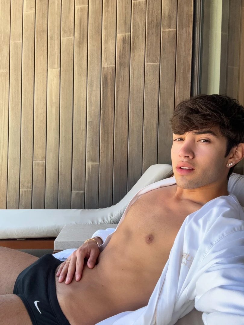 Hey babe my dms are open and ready for some naughty playtime oh btw 