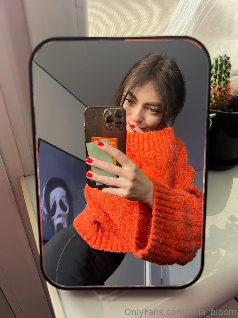 Feelin cozy in warm tones of my favorite sweater do you like it 