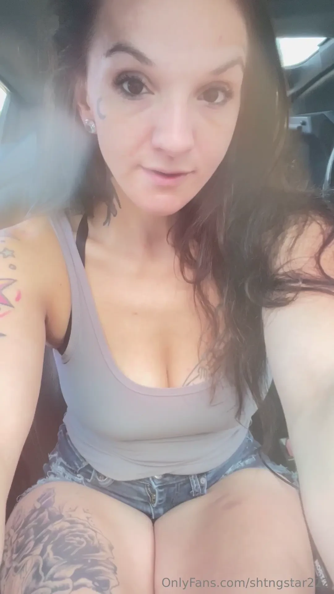 Thick thighs brown eyes 