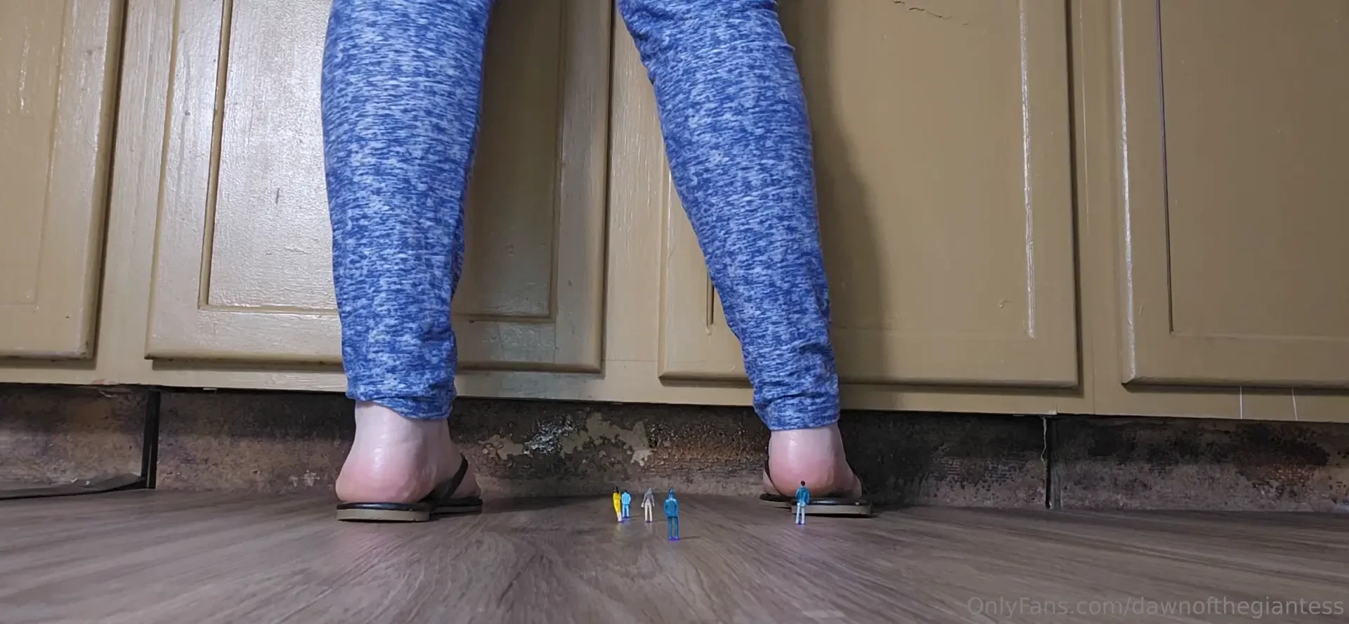 Unaware flip flop and barefoot crush i go to do my dishes unaware of 