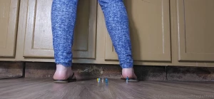 Unaware flip flop and barefoot crush i go to do my dishes unaware of