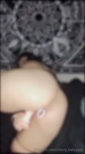 Mavis chupa y se mete por la colita sus juguetes termina haciendo