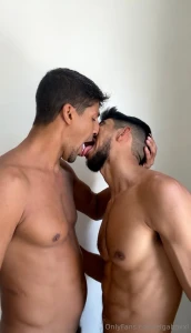 La verga se me puso bien dura mientras edito uno de mis videos con el part 1