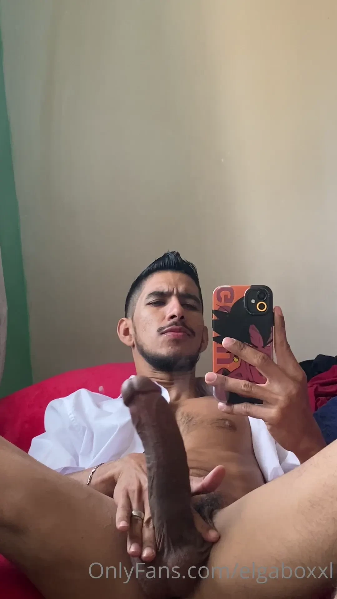 As amanezco casi todas las ma anas con la verga bien parada cargada de 