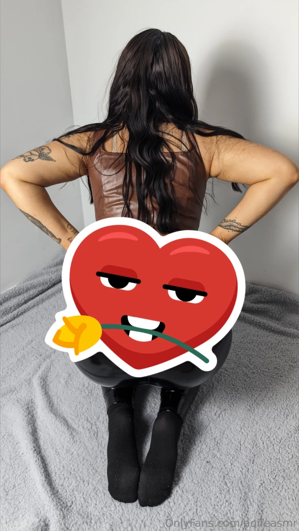 The first pic set is out 001 pvc leggings 