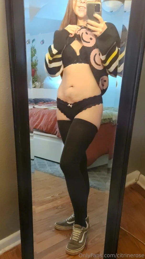 Just a quick flash of what s under my sweater before heading out part 1 