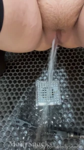 I really had to pee with this big buttplug in my ass peefetish