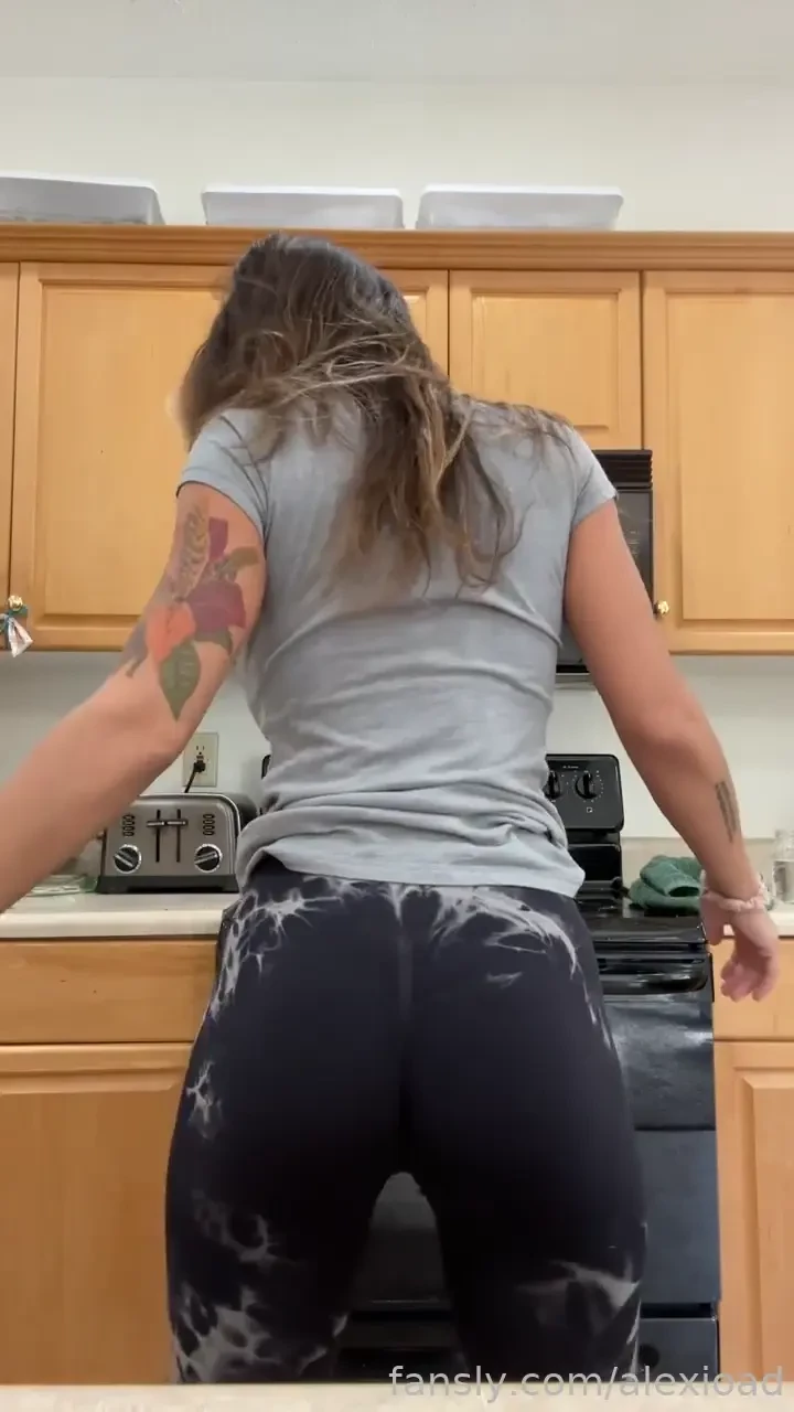 Look at how tight and form fitting my gym clothes are i can barely 