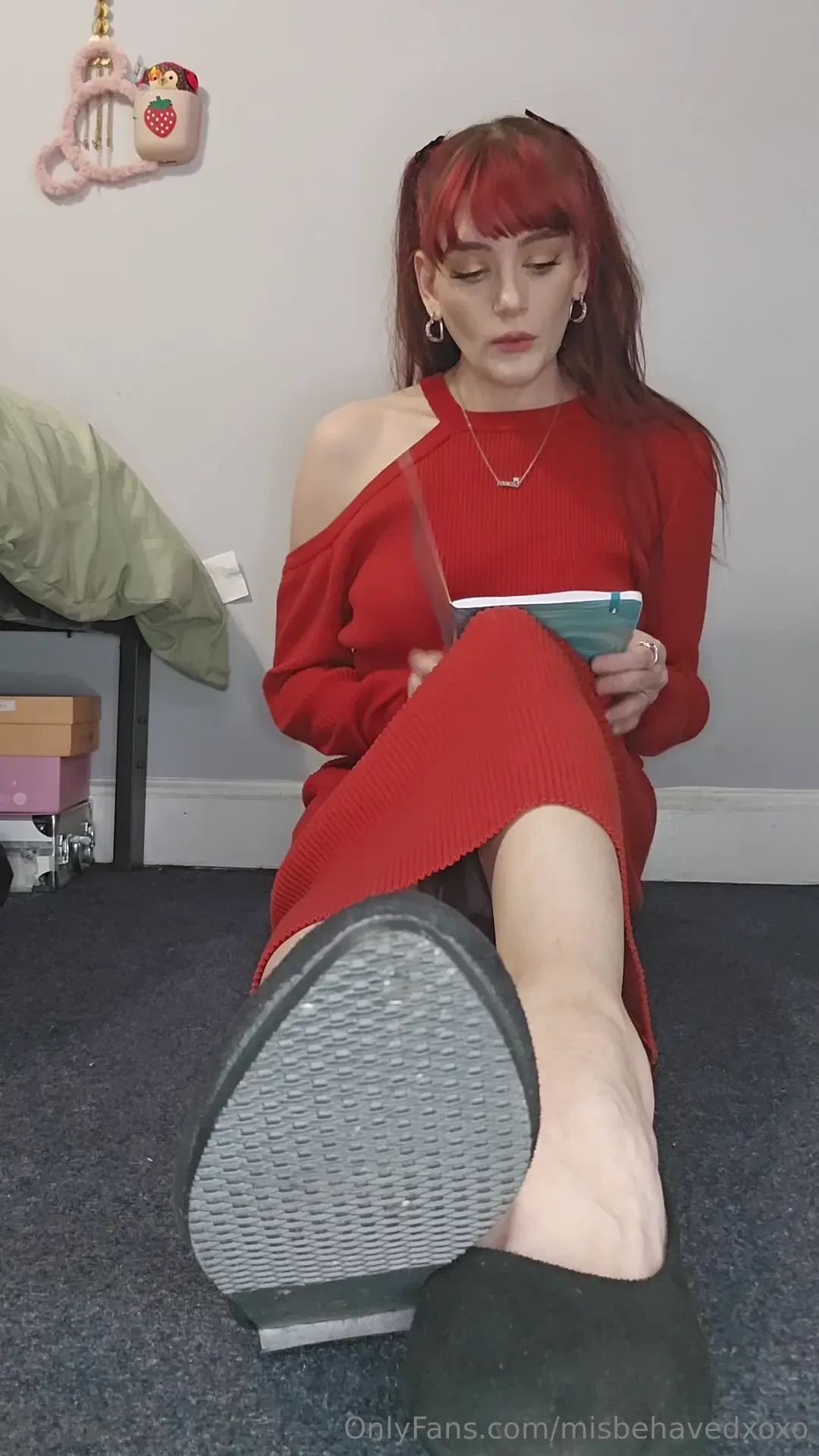 Your girlfriend doesn t approve of your foot fetish she discovered 